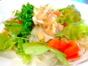 Nao’sKitchen蒸し鶏と季節野菜の米粉めん