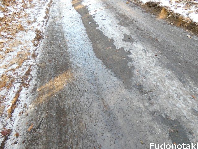 不動の滝凍結した道路
